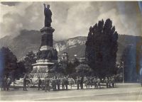 Trient - Dantedenkmal mit Beutewaffen 1916